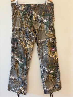Berne Realtree women’s camo Cargo Pants with pink accents like new,Sz 12.